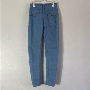 High waisted jeans, triple button, with zipper.